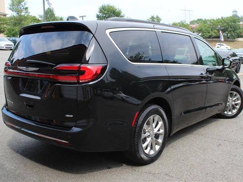 Used 2022 Chrysler Pacifica Touring-L w/ Uconnect Theater Family Group AWD/4WD image 5