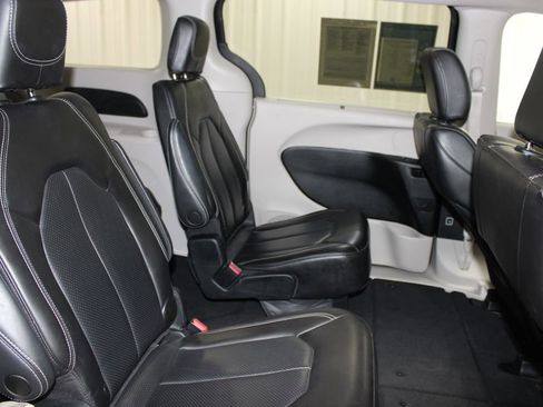 Used 2023 Chrysler Pacifica Touring-L FWD image 31