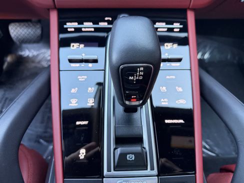 Certified 2023 Porsche Cayenne Platinum Edition image 10