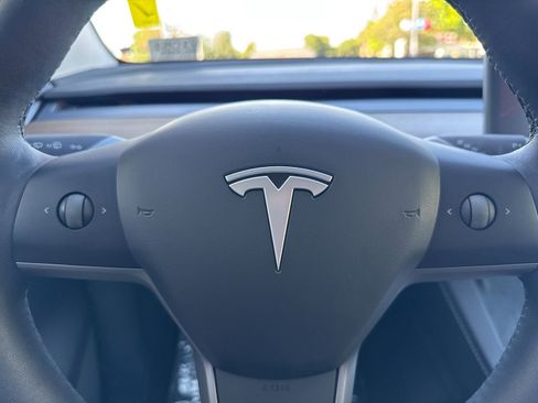 Used 2025 Tesla Model Y Long Range AWD/4WD image 24