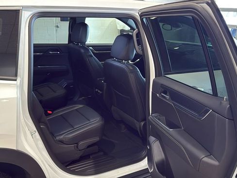 Used 2025 GMC Acadia Elevation w/ Elevation Premium Package image 14