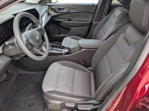 Used 2025 Chevrolet Trax LT FWD image 8