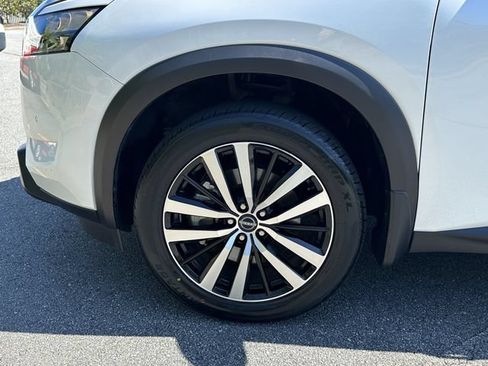 Certified 2025 Nissan Pathfinder Platinum FWD image 13