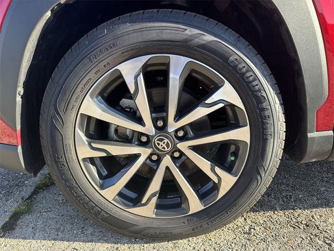 Used 2025 Toyota Corolla Cross XLE image 12