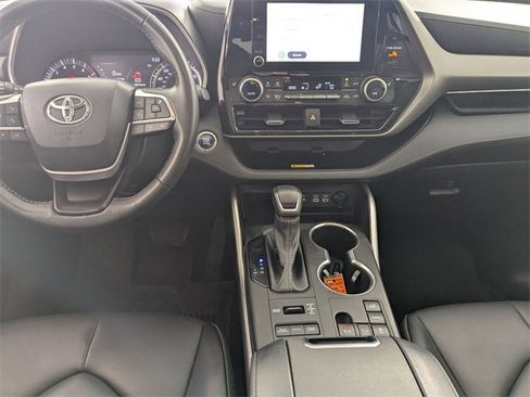 Used 2023 Toyota Highlander XLE image 25