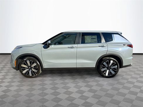 New 2026 Mitsubishi Outlander SE image 8