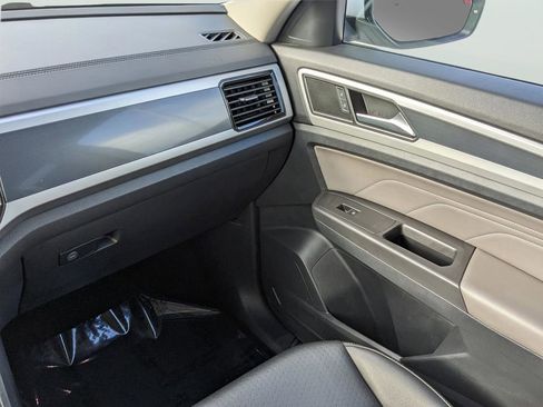 Certified 2022 Volkswagen Atlas SEL R-Line AWD/4WD image 16