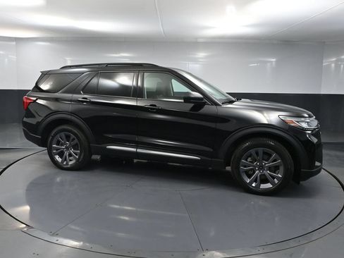 Used 2025 Ford Explorer Active w/ Active Comfort Package AWD/4WD image 3
