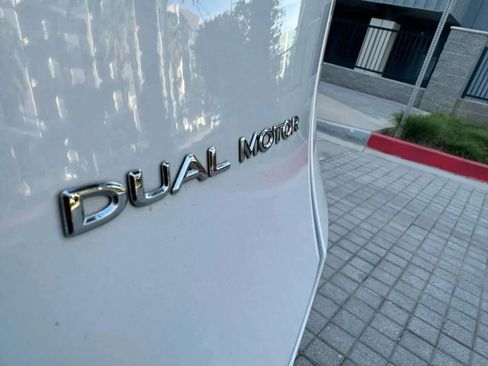 Used 2024 Tesla Model Y Long Range AWD/4WD image 31