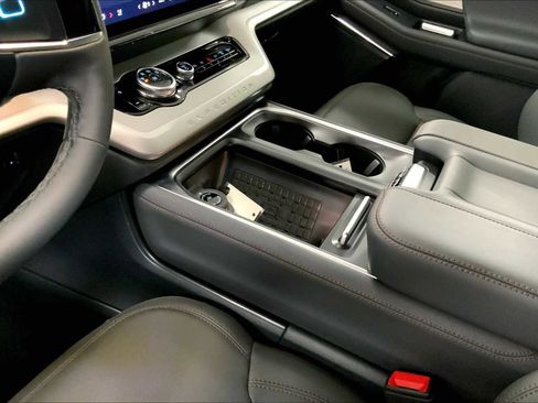 New 2025 Ford Expedition Active image 7
