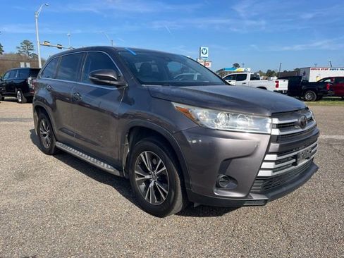 Used 2019 Toyota Highlander LE image 1