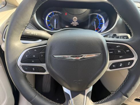 Used 2024 Chrysler Pacifica Limited FWD image 13