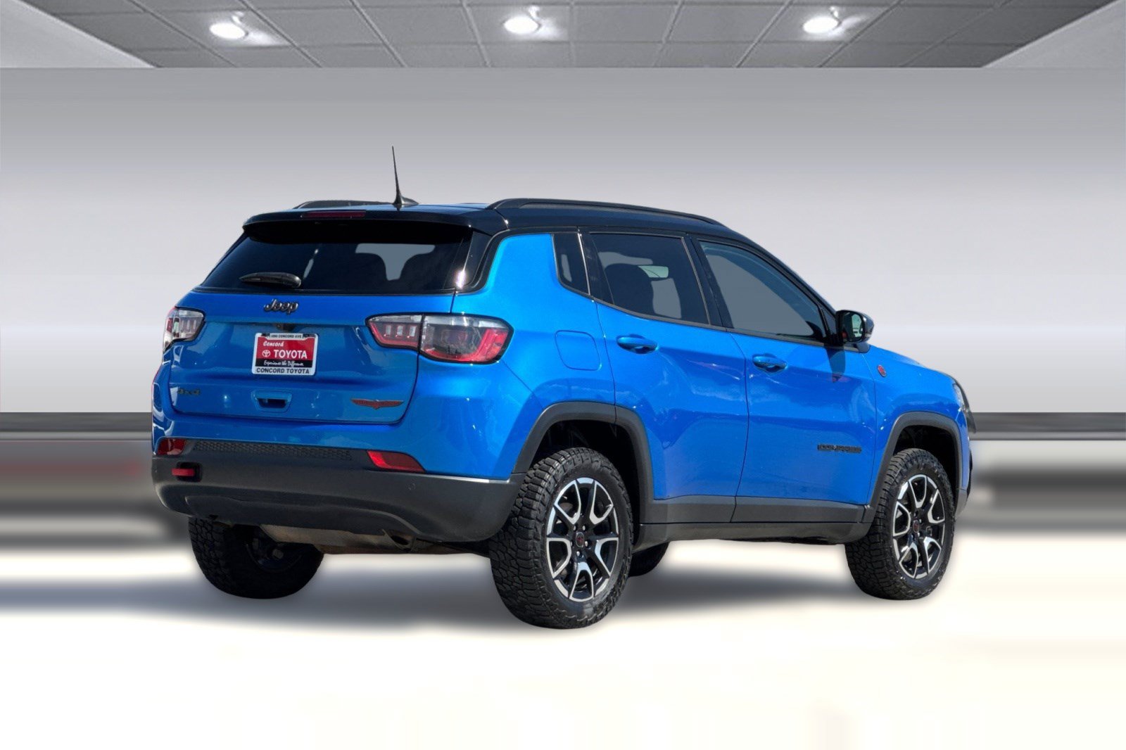 Used 2025 Jeep Compass Trailhawk AWD/4WD image 9