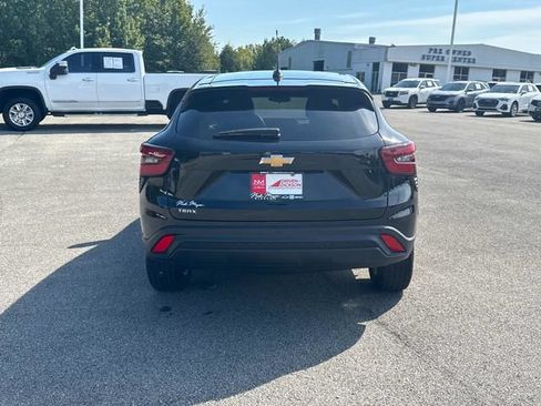 Used 2025 Chevrolet Trax LS w/ LS Convenience Package FWD image 5