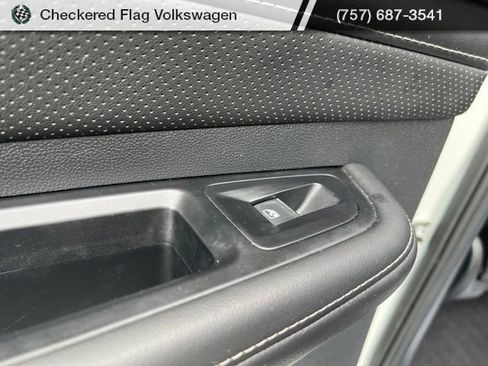 Used 2025 Volkswagen Atlas SE FWD image 24