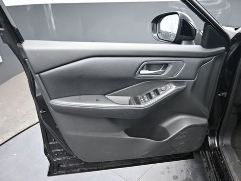 Used 2025 Nissan Rogue SV AWD/4WD image 16