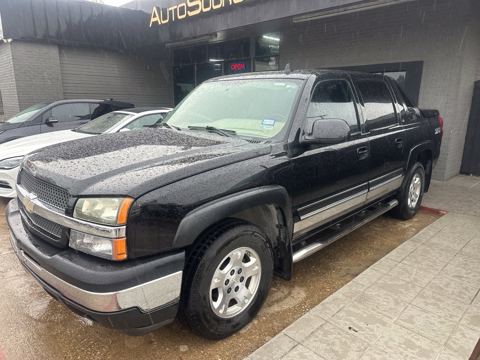Used 2006 Chevrolet Avalanche Z71 w/ Sun And Sound Package AWD/4WD image 1
