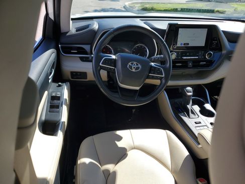 Used 2023 Toyota Highlander XLE AWD/4WD image 11