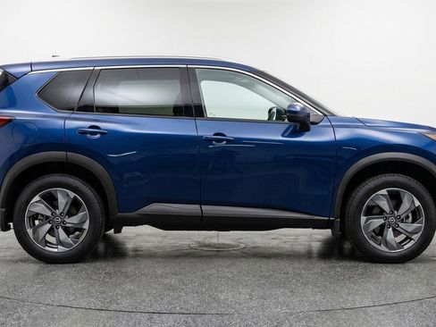 Used 2025 Nissan Rogue SV image 11