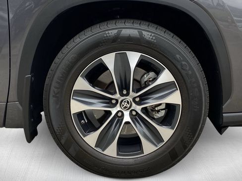 Used 2021 Toyota Highlander XLE FWD image 14