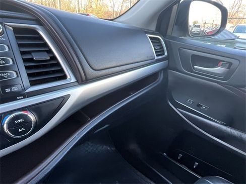 Used 2015 Toyota Highlander XLE image 19
