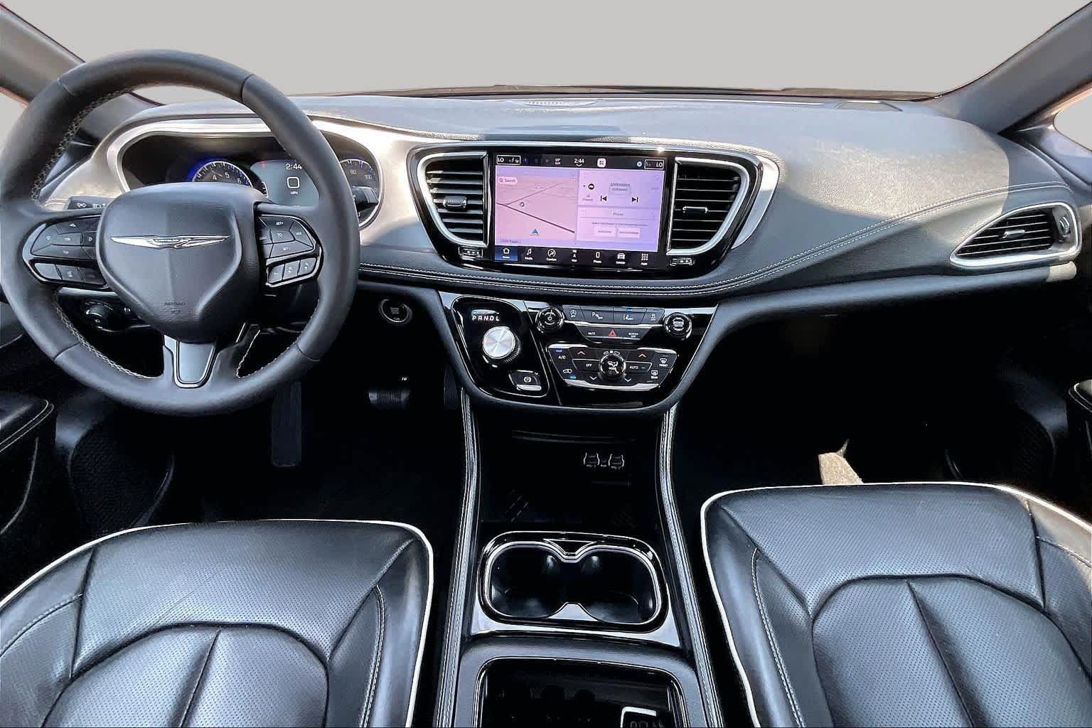 Used 2025 Chrysler Pacifica Limited FWD image 16
