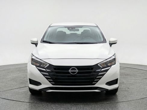 Used 2025 Nissan Versa SV image 2