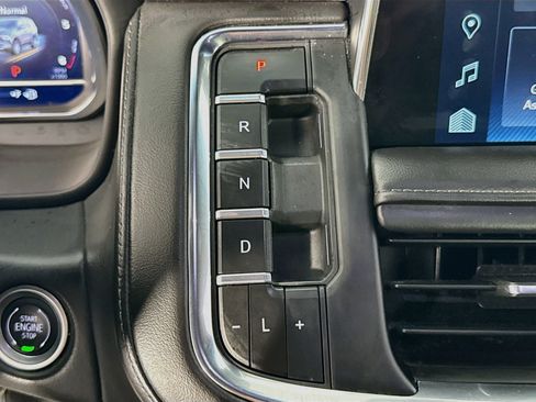Used 2024 Chevrolet Suburban LT RWD image 19