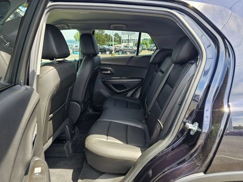 Used 2021 Chevrolet Trax LT w/ Premium Seat Package AWD/4WD image 12
