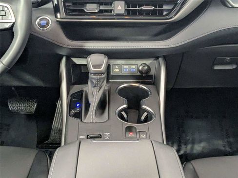 Used 2022 Toyota Highlander XLE image 44