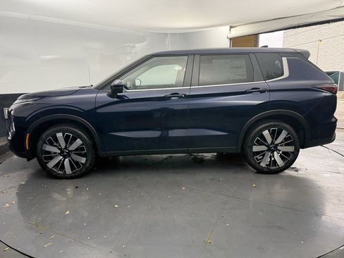 New 2025 Mitsubishi Outlander SE image 6
