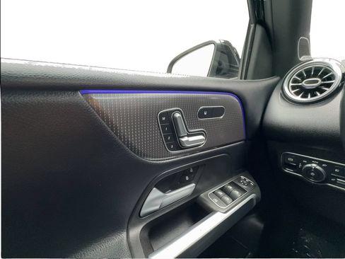 Used 2021 Mercedes-Benz GLB 250 4MATIC w/ Premium Package image 48