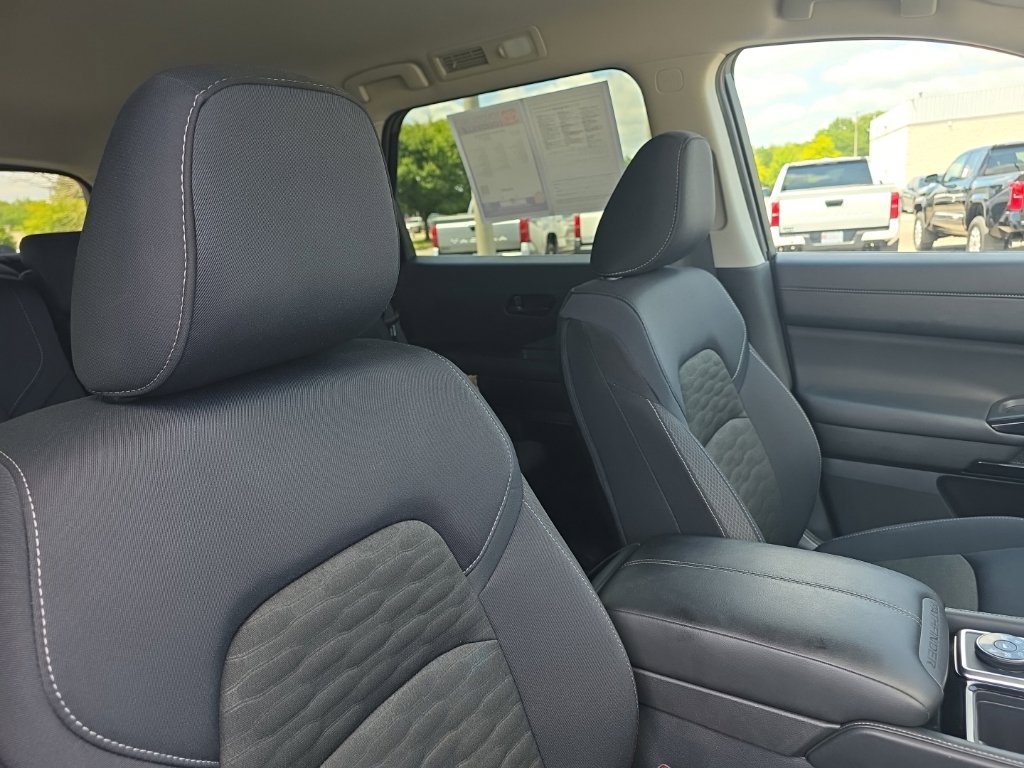Used 2025 Nissan Pathfinder SV AWD/4WD image 10