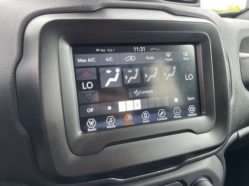 Used 2018 Jeep Renegade Altitude AWD/4WD image 12