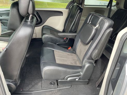 Used 2019 Dodge Grand Caravan SXT image 10