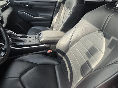 Certified 2021 Toyota Highlander XLE AWD/4WD image 21
