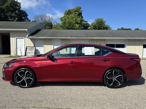 Used 2023 Nissan Altima 2.5 SR FWD image 9