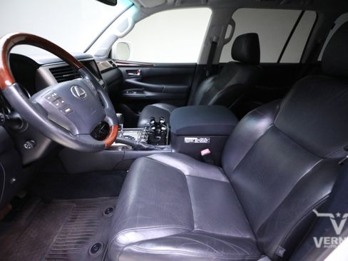 Used 2013 Lexus LX 570 4WD w/ Preferred Accessory Pkg image 10