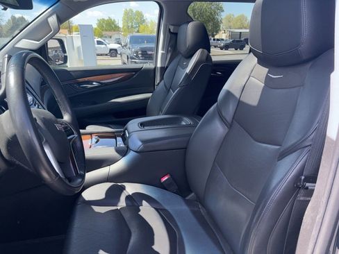 Used 2019 Cadillac Escalade Luxury image 7
