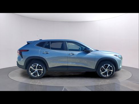 Used 2024 Chevrolet Trax RS w/ Sunroof Package FWD image 6
