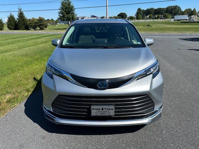 Used 2022 Toyota Sienna XLE AWD/4WD image 4