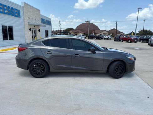 Used 2018 MAZDA MAZDA3 Touring FWD image 2
