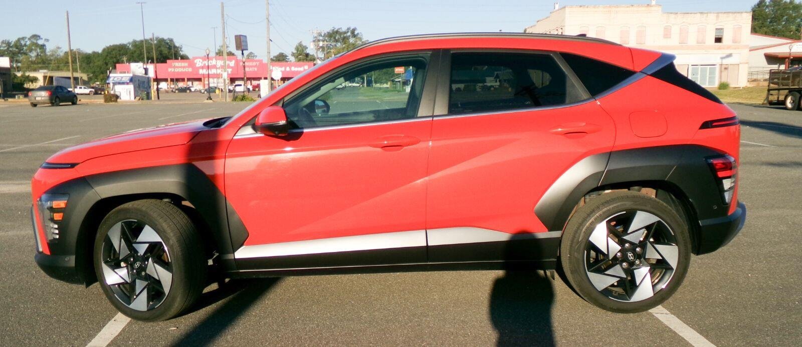Used 2024 Hyundai Kona Limited FWD image 2