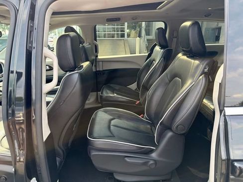 Used 2023 Chrysler Pacifica Limited FWD image 25
