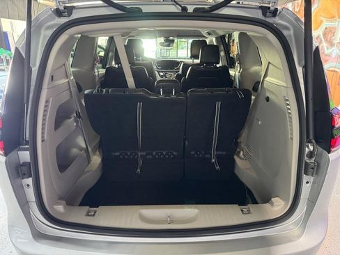 Used 2024 Chrysler Pacifica Touring-L FWD image 10