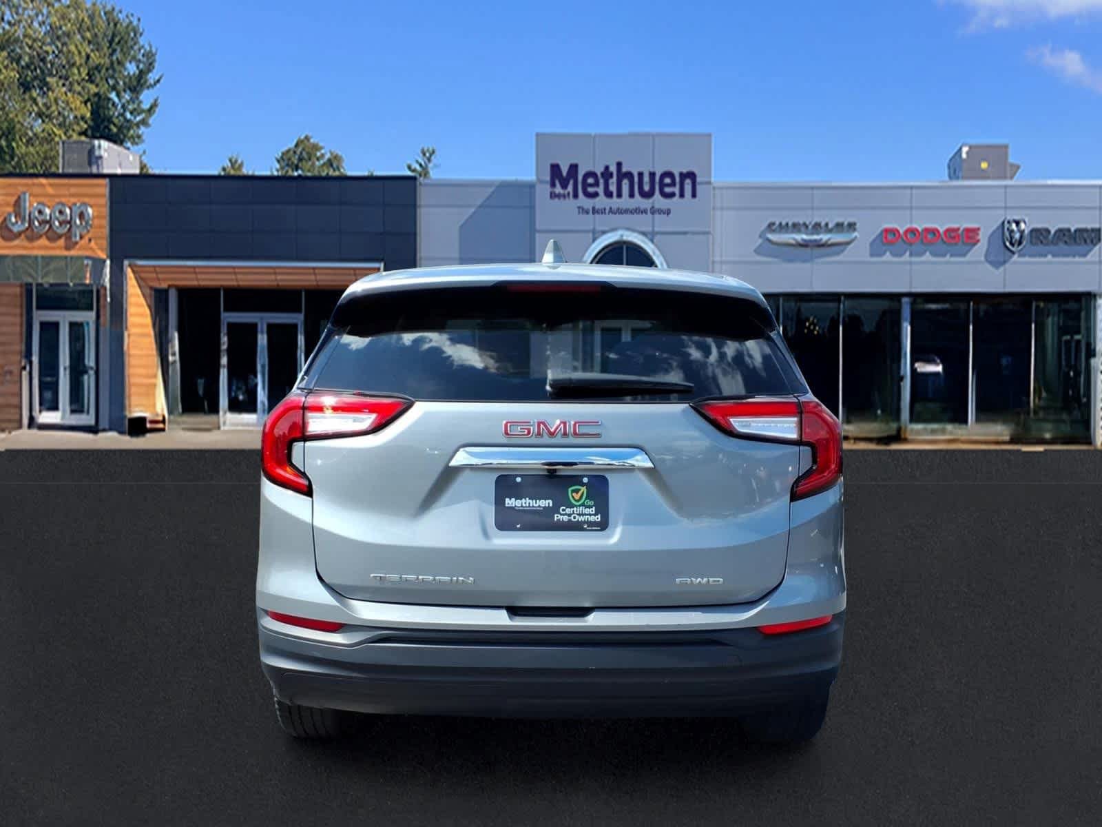 Used 2024 GMC Terrain SLE AWD/4WD image 5