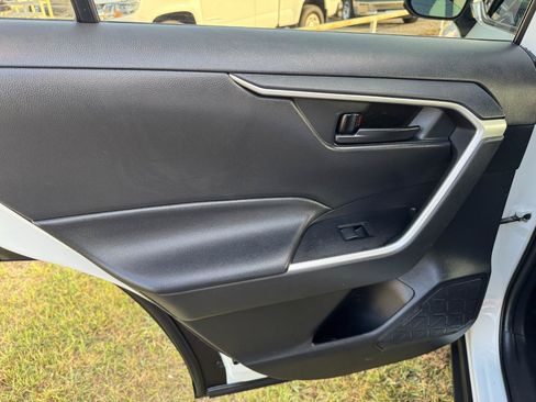 Used 2020 Toyota RAV4 LE FWD image 16