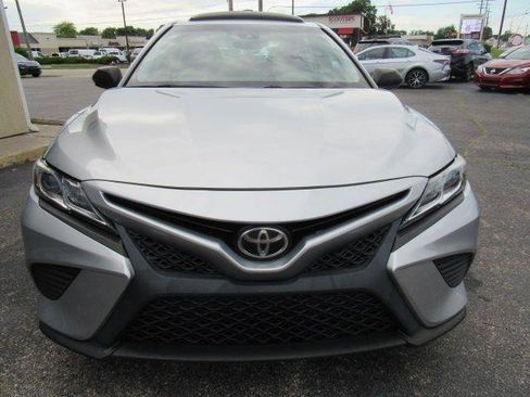 Used 2018 Toyota Camry SE w/ Moonroof Package FWD image 3