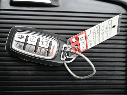 Used 2024 Chrysler Pacifica Touring-L image 29