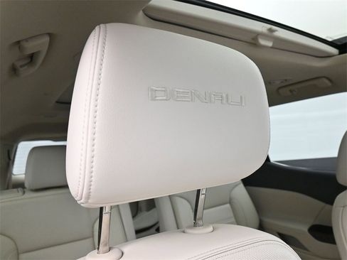 Used 2023 GMC Acadia Denali image 18
